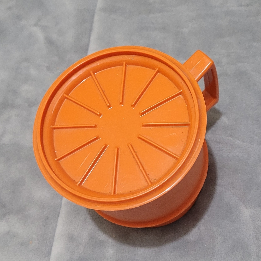 Tupperware Mug With Lid - Picture 2 of 4